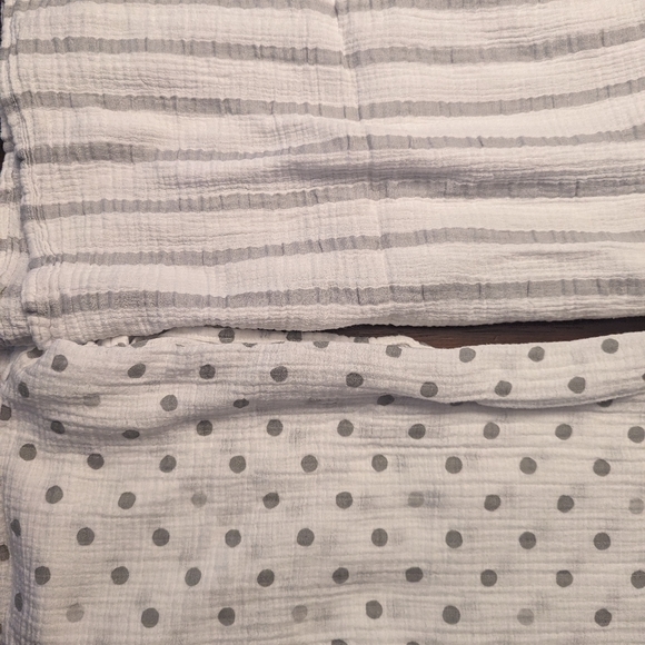 2 Aden and Anais swaddles - Picture 1 of 4
